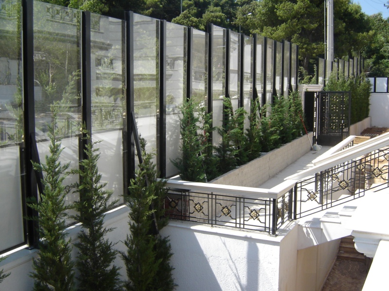 Transparent road traffic noise barriers