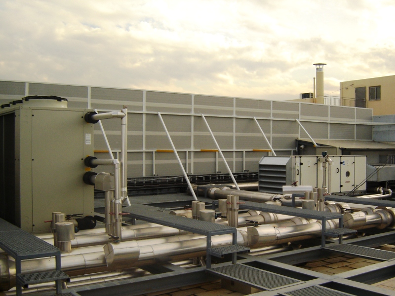 Roof noise barrier